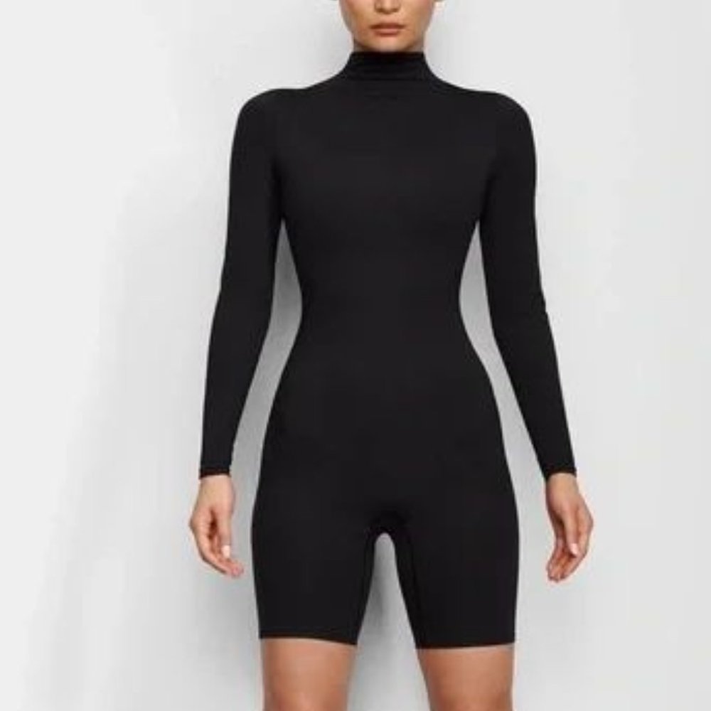 Skims Medium Black